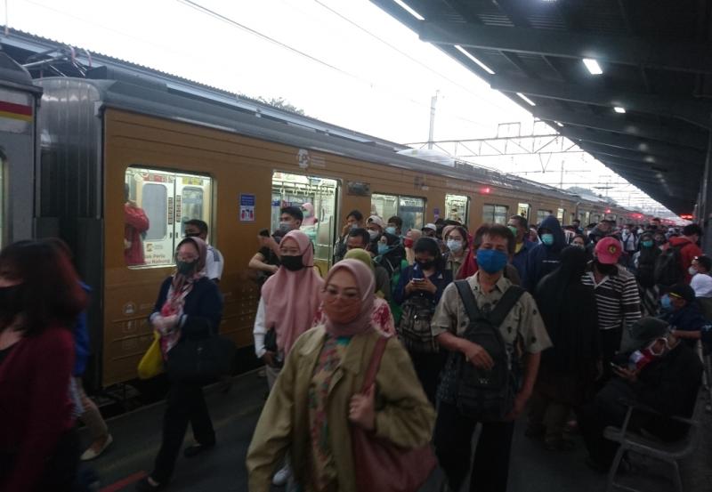 Suasana di stasiun KRL. (Istimewa)