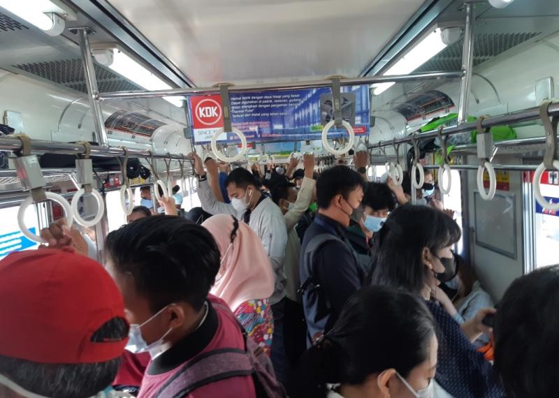 Suasana di dalam rangkaian KRL. (Ist)