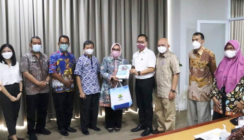 Wakil Wali Kota Cirebon, Dra. Hj. Eti Herawati  foto bersama Vice President of Knowledge Management and Sustainable Development ADB, Bambang Susantono. (Ist.)