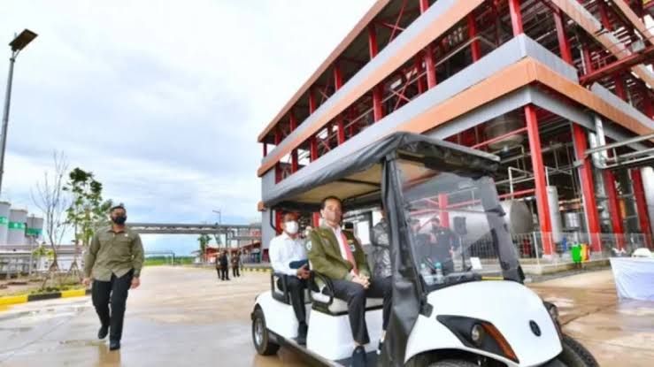 Presiden Jokowi meresmikan pabrik biodiesel PT Jhonlin Group di Tanah Bumbu, Kalsel, 21 Oktober 2021. Foto: voaindonedia.com.