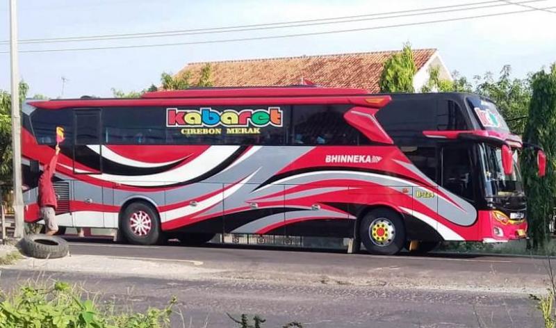 Bus Kabaret Bhinneka tiba di halte Jangga, Kecamatan Losarang, Indramayu, Jabar Jumat (22/10/2021) pukul 15.42 WIB. (Taryani) 