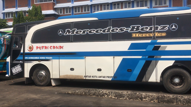 Bus Putri Candi saat berada di Terminal Bekasi, Jumat (22/10/2021). Foto: BeritaTrans.com.