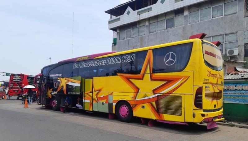 Bus AKAP Sempati Star jurusan Medan-Jakarta mengalami kelangkaan BBM Solar di sejumlah SPBU. Bus kerap antre lama untuk mendapatkan BBM.  