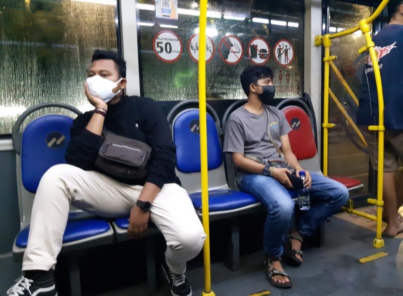 Suasana di dalam bus Transjakarta saat pandemi.