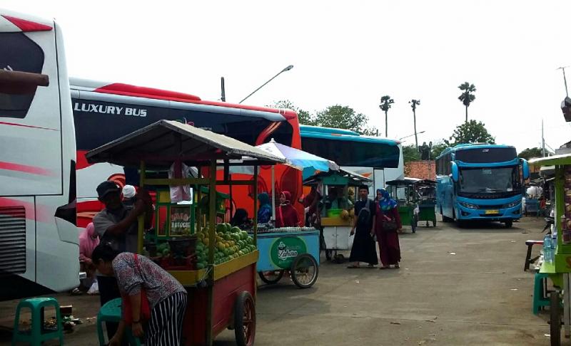 Sejumlah bus silih datang dan pergi di halaman parkir komplek makam Sunan  Gunung Jati di Kabupaten Cirebon. (Taryani)