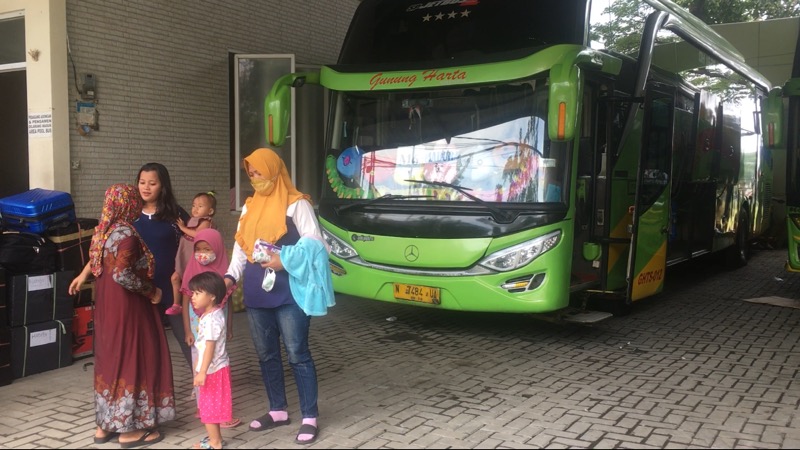 Calon penumpang di pool bus Gunung Harta, Bulak Kapal, Bekasi Timur, Sabtu (23/10/2021). Foto: BeritaTrans.com.