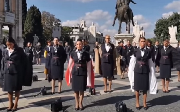 Youtube/ Giornale La Voce via Paddle Your Own Kanoo Sekelompok mantan pramugari maskapai Alitalia kompak melakukan aksi flash mob di jalanan kota Roma, Italia. Foto:istimewa