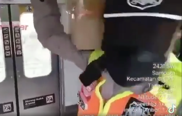Tangkapan layar video yang menampilkan petugas pengawalan di kereta rel listrik (KRL) mendapatkan pukulan dan amarah dari seorang penumpang lansia.