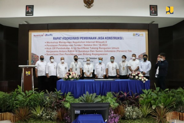 Foto bersama peserta rapat koordinasi pembinaan jasa konstruksi. (Ist.)