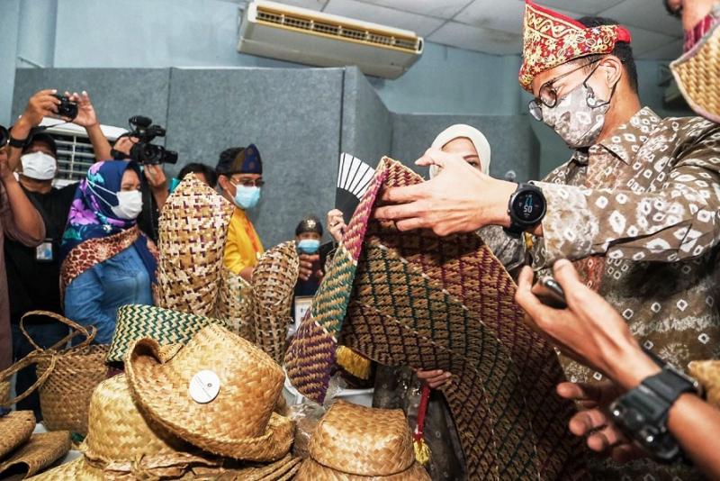 Menteri Pariwisata dan Ekonomi Kreatif/Kepala Badan Pariwisata dan Ekonomi Kreatif, Sandiaga Salahuddin Uno  melihat hasil kerajinan tangan saat membuka Festival Sriwijaya XXIX. (Ist.)