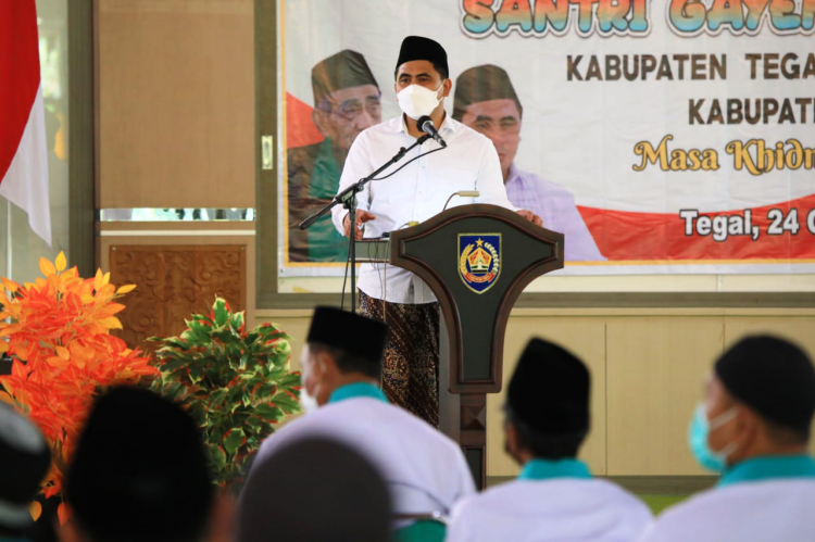 Wagub Jateng mengapresiasi Pemkab Tegal menggerakan santri membuat lubang resapan di Pondok Pesantren. (Ist.)