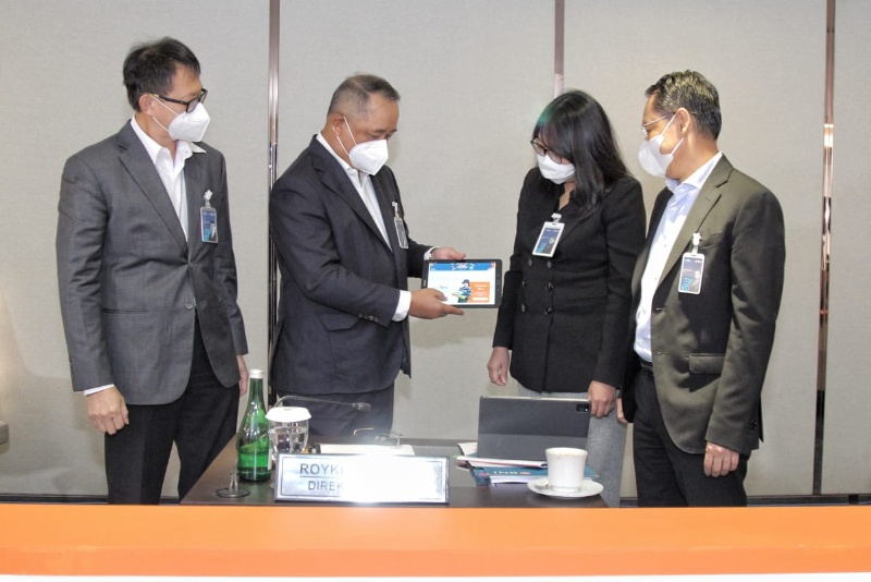 Direktur IT dan Operasi BNI Y.B. Hariantono, Direktur Utama BNI Royke Tumilaar, Direktur Keuangan BNI Novita Widya Anggraini, dan Direktur Manajemen Risiko BNI David Pirzada berbincang di sela public expose Kinerja Q3