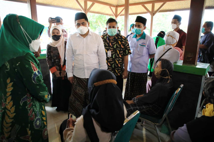Wagub Jateng saat meninjau pelaksanaan vaksinasi Covid-19 di Kecamatan Balapulang, Kabupaten Tegal. (Ist.)