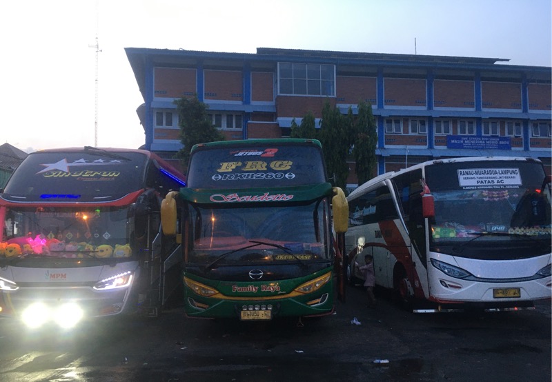 Bus Sumatera di Terminal Bekasi, Selasa (26/10/2021). Foto: BeritaTrans.com.
