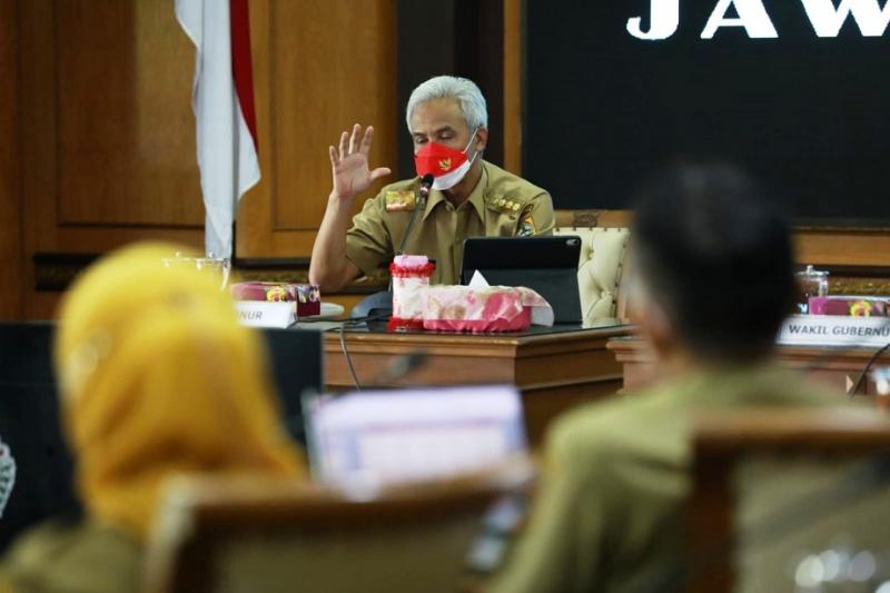 Gubernur Jawa Tengah Ganjar Pranowo saat memimpin rapat penanganan Covid-19 di kantornya, Senin (25/10/2021). (Ist.)