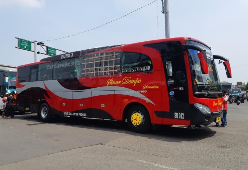 Bus Sinar Dempo jurusan Bekasi-Pagar Alam alami pelemparan batu srhingga kaca samping pecah dan saat ini diganti sementara dengan bambu dan plastik bening. 