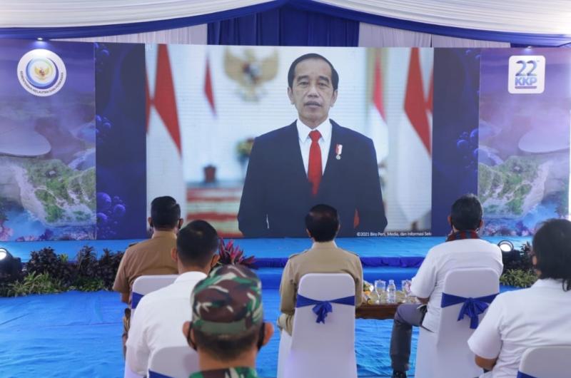 Presiden Joko Widodo melalui tayangan visual saat meluncurkan program Ekonomi Biru, Laut Sehat, Indonesia Sejahtera pada Perayaan HUT ke-22 KKP di Belitung Timur, Selasa (26/10/2021).