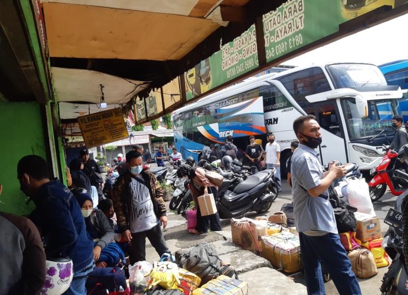 Suasana keberangkatan penumpang bus di Terminal Bekasi.