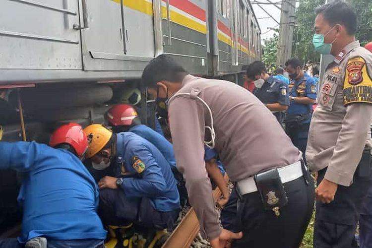 KRL Commuter Line menabrak motor di Tanah Abang, Jakarta Pusat, Selasa (26/10/2021).(Satlantas Jakpus)