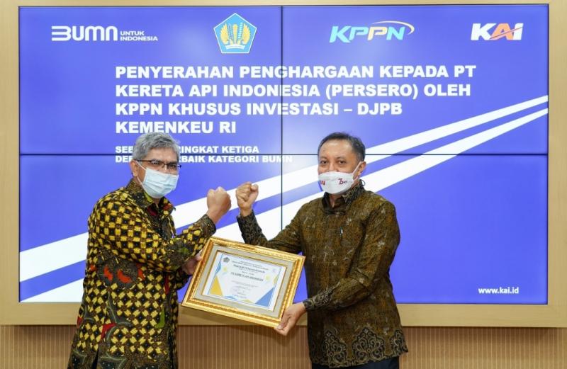 Direktur Keuangan KAI Salusra Wijaya (kanan) saat menerima penghargaan dari Kepala KPPN Khusus Investasi Abdullah Syahidin sebagai Peringkat Ketiga Debitur Terbaik Kategori BUMN yang bertempat di Jakarta Railway Centre pada Selasa (26/10/2021).