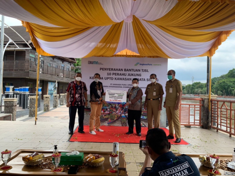 Penyerahan perahu jukung dari AP. I untuk pasar apung Kalsel