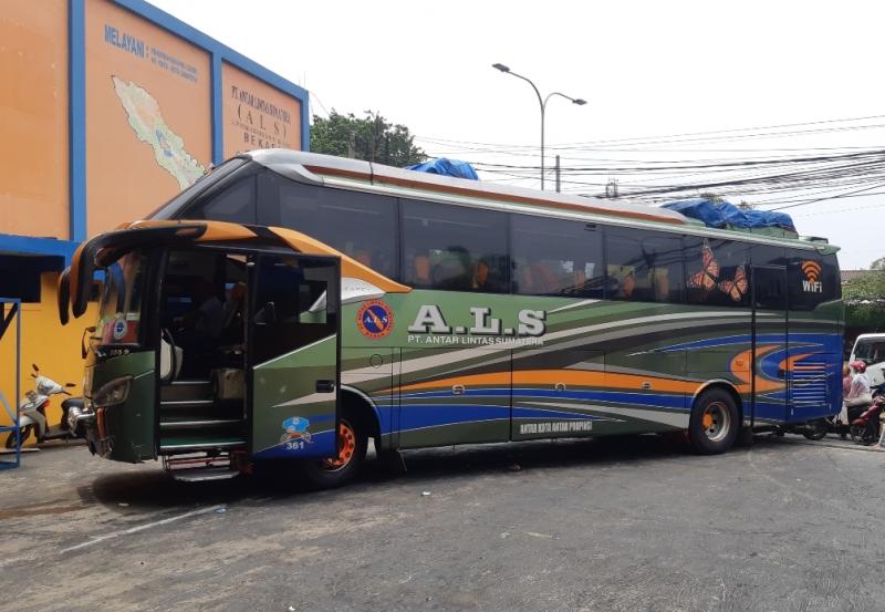 Bus ALS yang akan membawa penumpang dari Bekasi menuju Medan. 