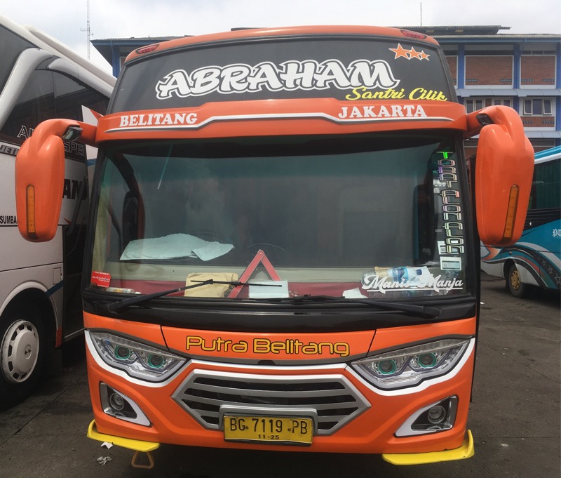 Bus Putra Belitang tujuan di Terminal Bekasi, Kamis (28/10/2021). Foto: BeritaTrans.com.