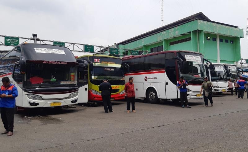 Deretan bus di jalur keberangkatan Terminal Bekasi, Kamis (28/10/2021).