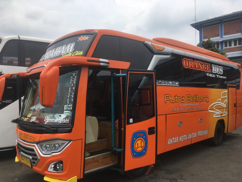 Bus Putra Belitang di Terminal Bekasi, Kamis (28/10/2021). Foto: BeritaTrans.com.