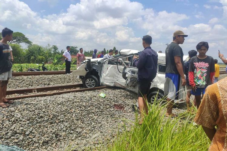 Kecelakaan maut terjadi antara kereta api barang dan mobil Toyota Avanza bernopol AE 1903 VS di rel perlintasan KA sebidang tanpa palang pintu di Desa Medani, Kecamatan Tegowanu, Kabupaten Grobogan, Jawa Tengah, Rabu (27/10/2021). Foto: ist.