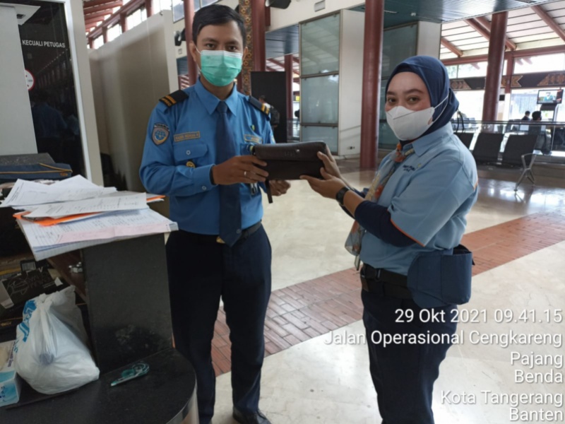 Petugas yang menemukan dompet di area publik Bandara Soekarno-Hatta, Jumat (29/10/2021) (ist)
