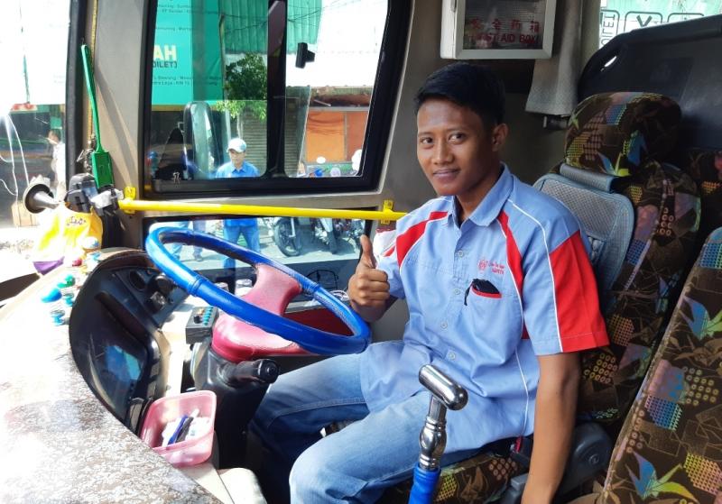 Andi Irawan (20 tahun) pengemudi bus Sinar Dempo jurusan Bekasi-Pagar Alam.