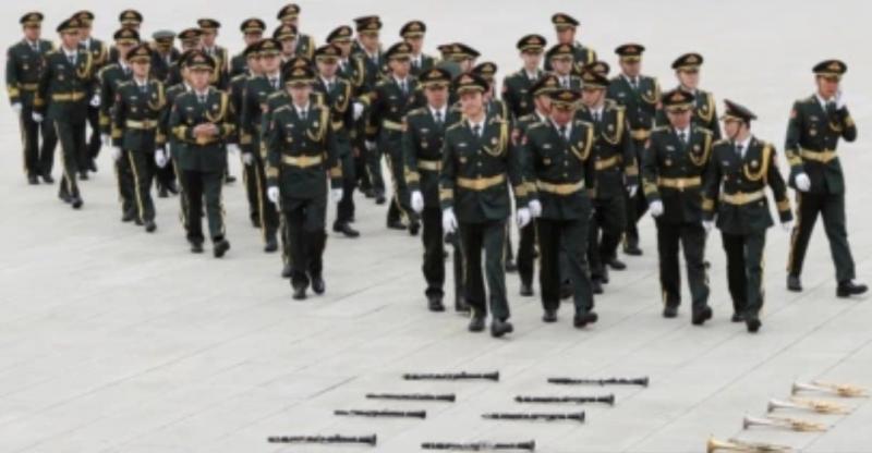 Anggota band militer China tampak bersiap sebelum tampil pada upacara memperingati Hari Martir di Lapangan Tiananmen, di Beijing, dimulai pada 30 September 2021. (Foto: Reuters/Carlos Garcia Rawlins)