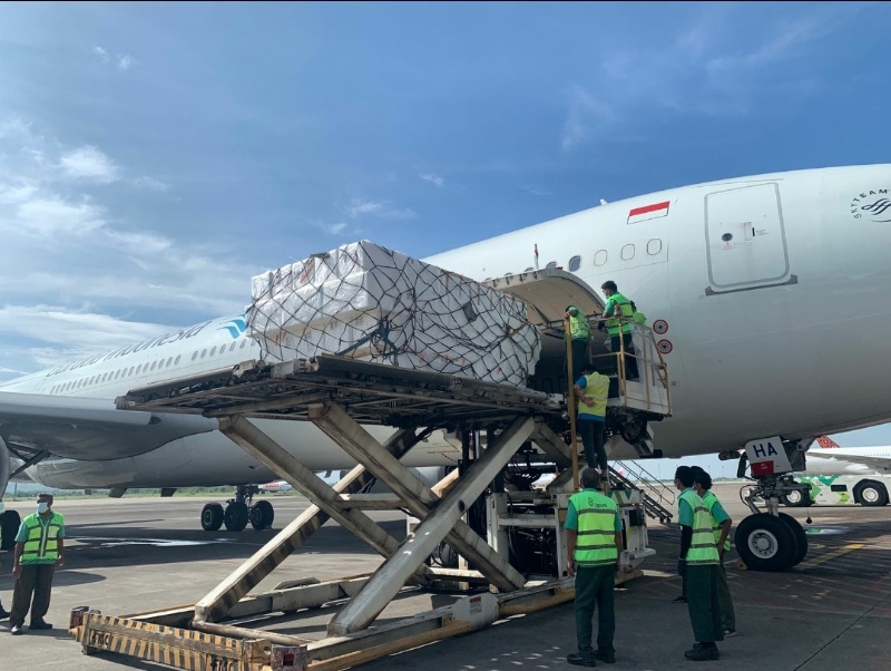 Pesawat kargo Garuda Indonesia di Bandara Hasanuddin, Makassar