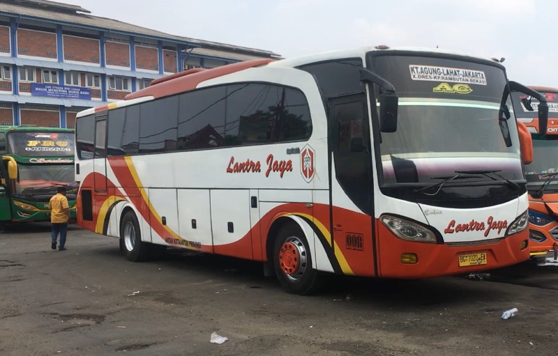 Bus Lantra Jaya di Terminal Bekasi, Sabtu (30/10/2021). Foto: BeritaTrans.com.