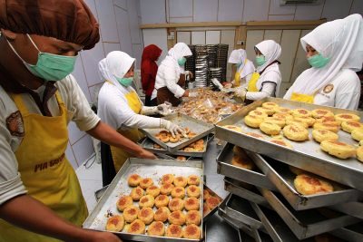 Salah satu kegiatan di industri makanan di Indonesia. (Ist.)