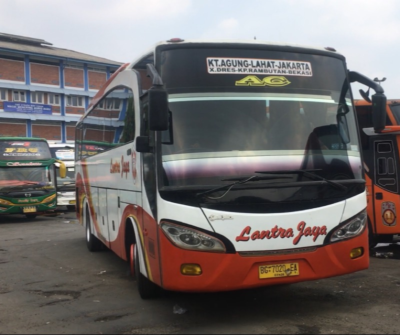 Bus Lantra Jaya tujuan Kota Agung-Lahat di Terminal Bekasi, Sabtu (30/10/2021). Foto: BeritaTrans.com.