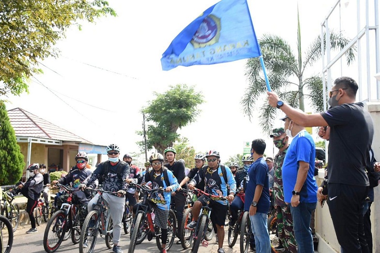 Ratusan peserta Gowes Sumpah Pemuda dilepas Wakil Bupati Kuningan. (Ist.)