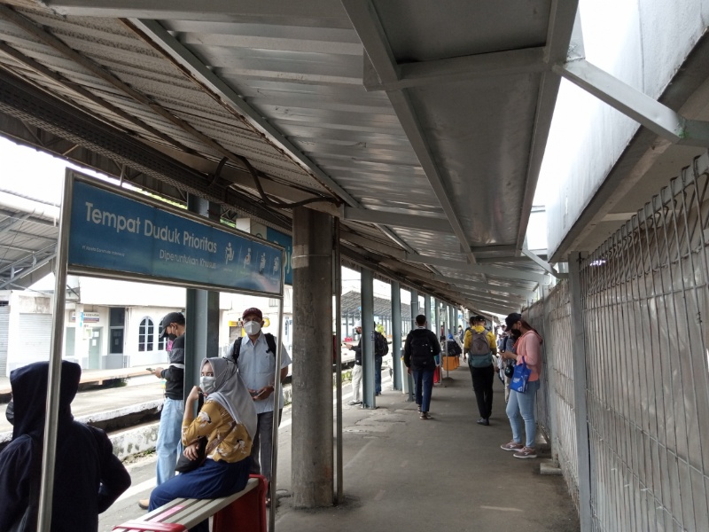 Suasana peron di Stasiun Bojong Gede 