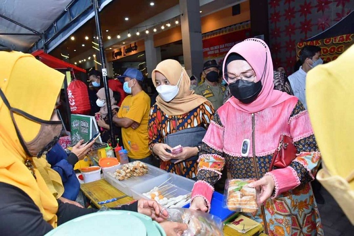 Bupati Sukoharjo,  Etik Suryani saat membuka Festival Kuliner dan Produk Unggulan UMKM, di Gedung Pusat Promosi Potensi Daerah (GP3D). (Ist)