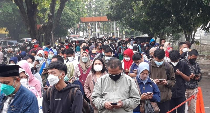 Barisan antrean penumpang KRL di utara Stasiun Bekasi pada Senin (1/11/2021) pagi.