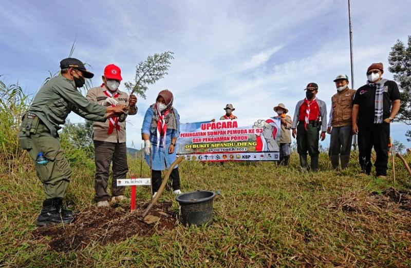 Penanaman pohon  upaya konservasi lahan dataran tinggi dalam pencegahan bencana tanah longsor di Kabupaten Banjarnegara. (Ist.)