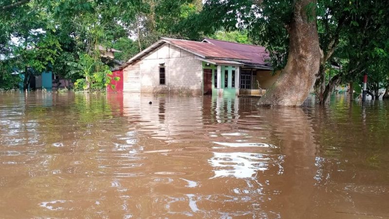Beberapa daerah sudah kebanjiran akibat meningkatnya curah hujan seiring dimulainya La Nina. Contohnya di Kota Medan, hujan deras sejak Sabtu mengakibatkan air Sungai Deli meluap sehingga merendam permukiman warga dengan ketinggian air mencapai sekitar 1-1,5 meter.