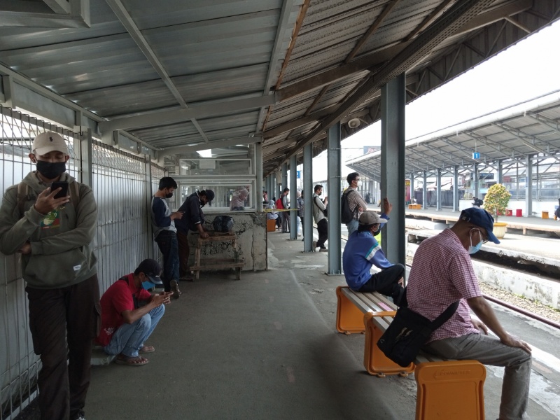 Calon penumpang menunggu KRL menuju Jakarta di Stasiun Bojonggede. (omy)