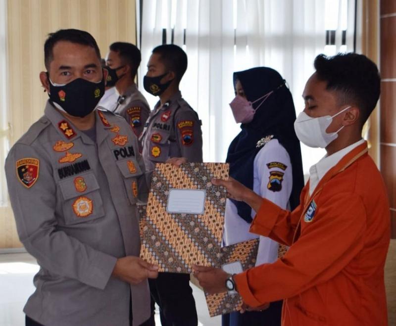 Kapolres Temanggung, AKBP Burhanuddin menyerahkan penghargaan usai ramah tamah dengan relawan vaksinator di Aula Sumbing-Sindoro Polres Temanggung, Senin (1/11/2021). (Ist.)