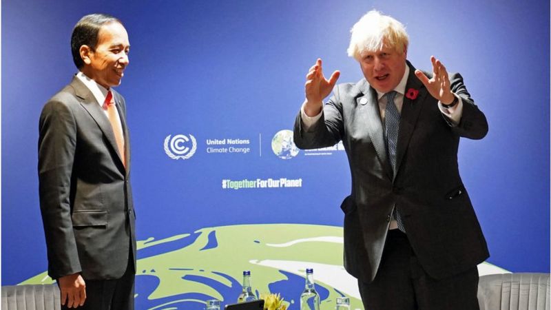 Presiden Joko Widodo dan PM Inggris Boris Johnson bertemu di sela-sela KTT Perubahan Iklim COP26 di Glasgow (1/11/2021)