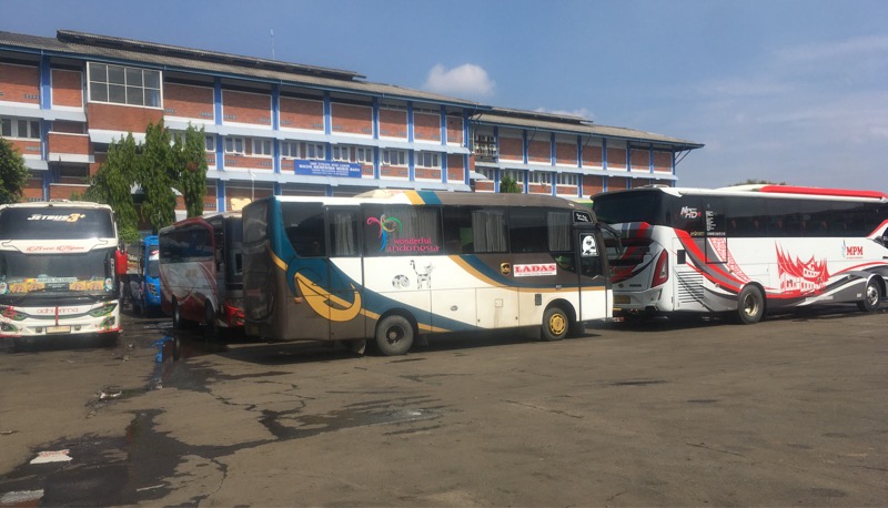 Bus antarkota lintas Sumatera di Terminal Bekasi, Selasa (2/11/2021). Foto: BeritaTrans.com.