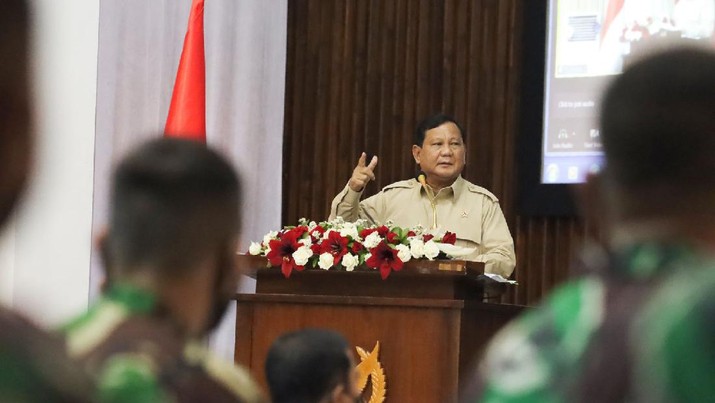 Menteri Pertahanan (Menhan) Prabowo Subianto saat memberikan pembekalan kepada Perwira Siswa Sekolah Staf dan Komando Angkatan Udara (Pasis Seskoau).