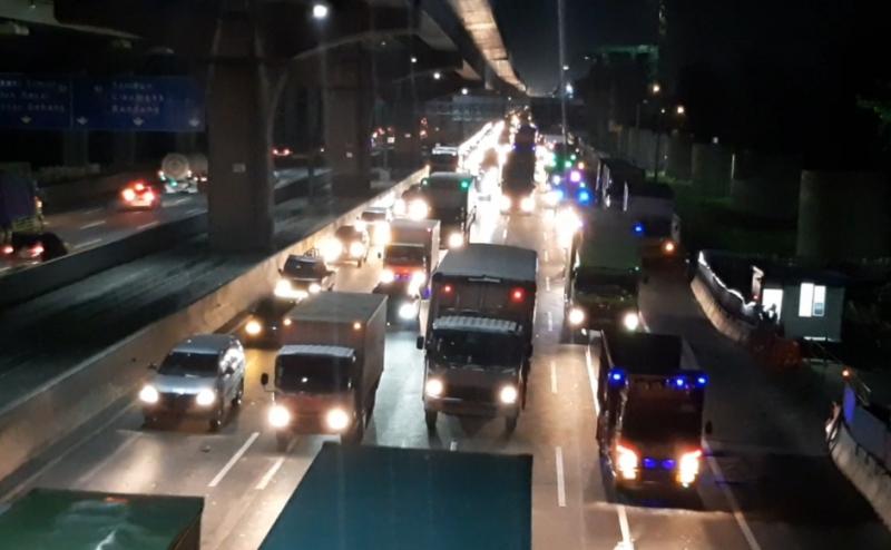 Perjalanan menggunakan transportasi darat wajib antigen.(Foto:Suasana di jalan Tol Cikampek)