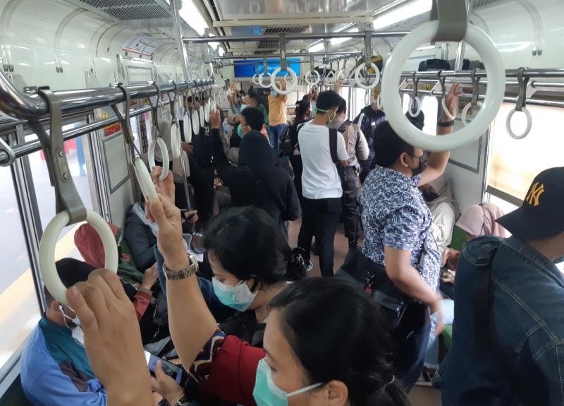 Suasana KRL yang berangkat dari Stasiun Cikarang untuk menuju JakartaKota pada Rabu (3/11/2021).